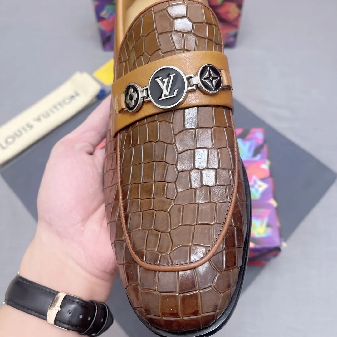p440【LV】《Lv leather shoes are a must-have for trendy men. 👟Strong European fashion atmosphere. Generous shoe last. High-end quality. Fully imported first-layer cowhide. Sheepskin lining. Comfortable on the feet. Lightweight rubber outsole is thick and comfortable. 👍👍Its unique talent lies in its unremitting pursuit of innovation. 0️⃣0️⃣2️⃣ Code number 39 to 44 (Can be customized for 38.45) No. 0117